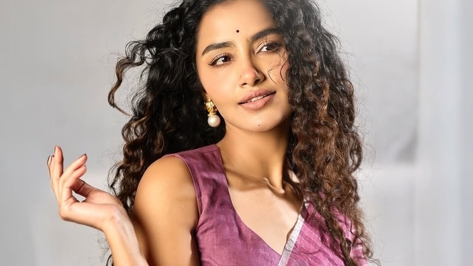<p>ఈ జనరేషన్ హీరోయిన్లలో ఒకే ఏడాది ఏడు సినిమాలు రిలీజ్ చేసిన ఏకైక సౌత్ ఇండియా హీరోయిన్ గా అనుపమ పరమేశ్వరన్ రికార్డు నమోదు చేసింది. </p>(instagram-Anupama Parameswaran)