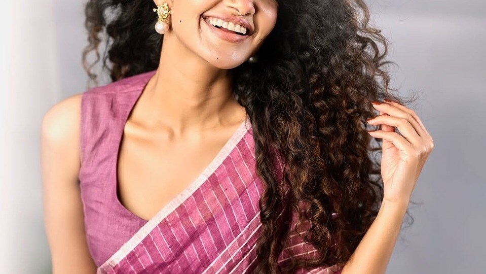 <p>ఒకే ఏడాదిలో 7 సినిమాలు రిలీజ్ చేయడమంటే మాటలా? కానీ ఈ హీరోయిన్ ఆ ఘనత అందుకుంది. ఈ తరంలో అద్భుతమైన రికార్డు ఖాతాలో వేసుకుంది.</p>(instagram-Anupama Parameswaran)