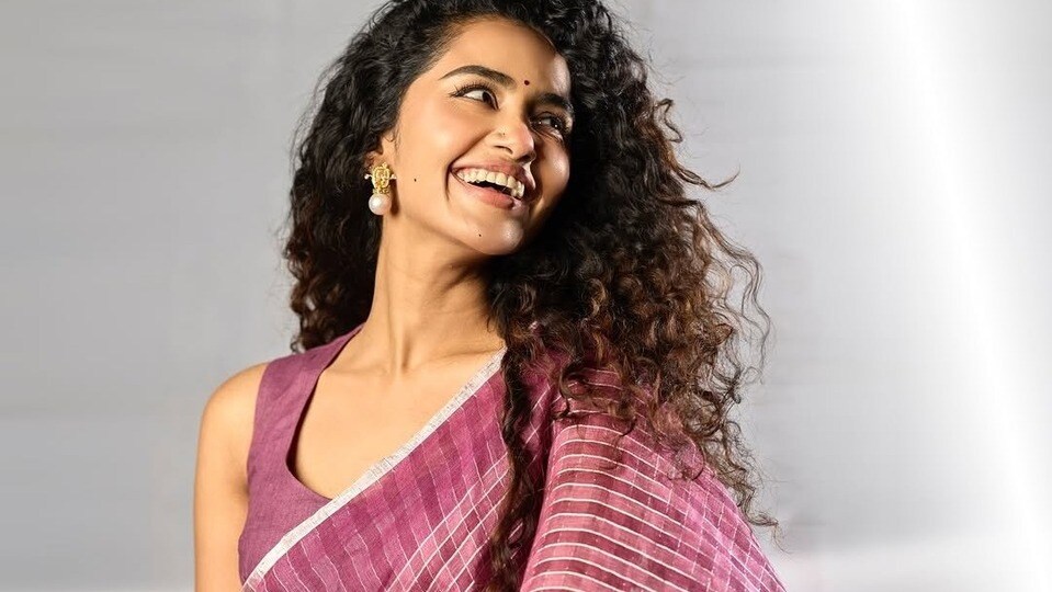 <p>ఈ ఏడాది అనుపమ ఏడో సినిమా లాక్ డౌన్ డిసెంబర్ 5న రిలీజ్ కానుంది. ఇలా 2025లో అనుపమ హీరోయిన్ గా చేసిన ఏడు సినిమాలు థియేటర్లోకి వచ్చినట్లవుతుంది. </p>(instagram-Anupama Parameswaran)