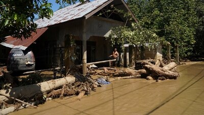 Meanwhile, another cyclone, “Seynar”, that formed over the eastern Indian Ocean, spun toward Indonesia. As it neared Sumatra Island, the system unleashed torrential rain, violent gusts and landslides that cut off villages, damaged roads and triggered widespread flooding. Several coastal communities were forced to evacuate as rivers burst their banks, while emergency teams worked through power outages and communication blackouts to reach stranded residents. (Reuters Photo)