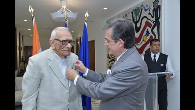 Architect Shivdatt Sharma being honoured by the Ambassador of France to India Thierry Mathou in New Delhi. (HT Photo)