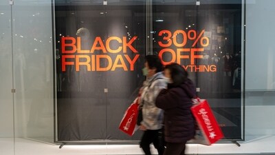 Shoppers inside the Serramonte Mall on Black Friday in Daly City, California. (Bloomberg)