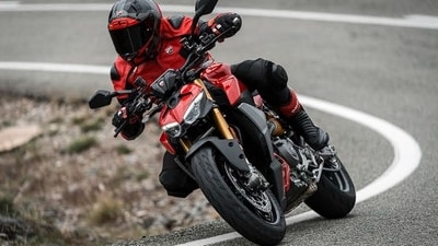 The S version of the Streetfighter V2 uses more premium equipment over the standard model. The S version of the Streetfighter V2 uses more premium equipment over the standard model.