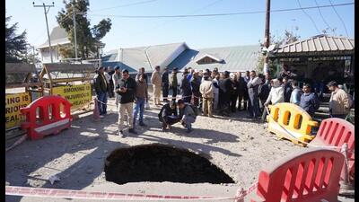 Officials inspecting the Shimla road cave-in on Saturday. (HT Photo) Officials inspecting the Shimla road cave-in on Saturday. (HT Photo)