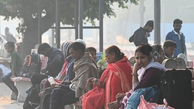 New Delhi, India - Nov. 9, 2025: People wearing warm cloths during cold weather at Tilak Bridge railway station near ITO in New Delhi, India, on Sunday, November 9, 2025. (Photo by Arvind Yadav/ Hindustan Times) (Hindustan Times) New Delhi, India - Nov. 9, 2025: People wearing warm cloths during cold weather at Tilak Bridge railway station near ITO in New Delhi, India, on Sunday, November 9, 2025. (Photo by Arvind Yadav/ Hindustan Times) (Hindustan Times)
