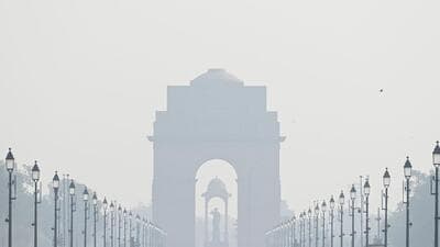 Sunday’s sit-in began when students from Delhi University and other institutions gathered at the India Gate under the banner of the Delhi Coordination Committee for Clean Air. (Sanchit Khanna/Hindustan Times) Sunday’s sit-in began when students from Delhi University and other institutions gathered at the India Gate under the banner of the Delhi Coordination Committee for Clean Air. (Sanchit Khanna/Hindustan Times)