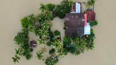 An aerial view shows a home surrounded by flood waters in Kangar in northern Malaysia's Perlis state on Friday, as severe flooding affected thousands of people in the region following days of heavy rain. Flash floods swamped low-lying towns, while gusts damaged homes, power lines and farmland. (AFP Photo) An aerial view shows a home surrounded by flood waters in Kangar in northern Malaysia's Perlis state on Friday, as severe flooding affected thousands of people in the region following days of heavy rain. Flash floods swamped low-lying towns, while gusts damaged homes, power lines and farmland. (AFP Photo)