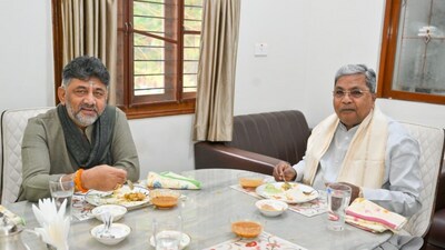 Karnataka deputy CM DK Shivakumar meets chief minister Siddaramaiah. (CMO Karnataka) Karnataka deputy CM DK Shivakumar meets chief minister Siddaramaiah. (CMO Karnataka)