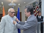Architect Shivdatt Sharma being honoured by the Ambassador of France to India Thierry Mathou in New Delhi. (HT Photo)