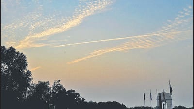 A clear sky seen over Kartavya Path on Sunday evening. (Arvind Yadav/HT Photo) A clear sky seen over Kartavya Path on Sunday evening. (Arvind Yadav/HT Photo)