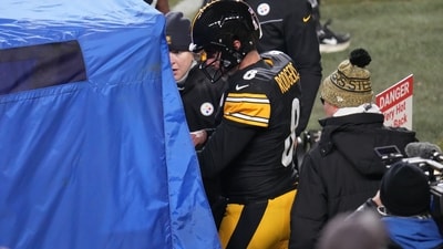 Pittsburgh Steelers quarterback Aaron Rodgers (8) walks to the sideline to be checked out for injury (AP) Pittsburgh Steelers quarterback Aaron Rodgers (8) walks to the sideline to be checked out for injury (AP)