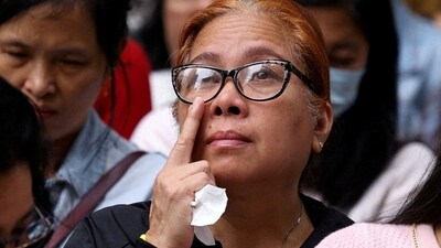A woman reacts during a community prayer meeting for victims of the deadly fire that occurred on Wednesday at the Wang Fuk Court housing complex in Tai Po, in Hong Kong, China, November 30, 2025. (Reuters Photo)