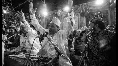 Jazz performers often test phrases in real time, waiting for subtle auditory cues from the audience before ascending into bolder expressions