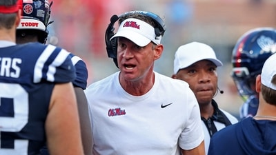 Hoach Lane Kiffin of the Mississippi Rebels talks to his offense during a timeout in the third quarter of the game against the Citadel Bulldogs (Getty Images via AFP) Hoach Lane Kiffin of the Mississippi Rebels talks to his offense during a timeout in the third quarter of the game against the Citadel Bulldogs (Getty Images via AFP)