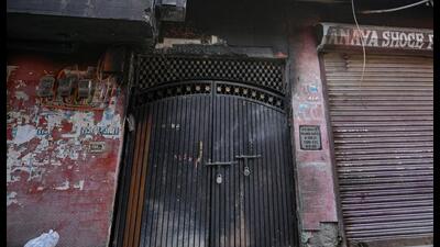 Over 15 people were inside the building when the fire erupted; a third-floor resident jumped to escape and suffered severe injuries, relatives said. (Arvind Yadav/HT) Over 15 people were inside the building when the fire erupted; a third-floor resident jumped to escape and suffered severe injuries, relatives said. (Arvind Yadav/HT)
