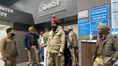 Police at the hospital where injured are undergoing treatment. The shootout between the rival gangs left groom’s neighbour and his maternal aunt dead (HT photo) Police at the hospital where injured are undergoing treatment. The shootout between the rival gangs left groom’s neighbour and his maternal aunt dead (HT photo)