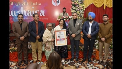 Renowned theatre artist Anita Shabdish was felicitated with the MLB Literary Excellence Award 2025 for her remarkable achievements in art and theatre. (HT Photo)