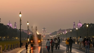 Gram it: Clear sky over Kartavya Path, on Sunday evening, made visitors breathe a sigh of relief. Delhi's air quality came down to the 'poor' category on Sunday, after remaining in the 'very poor' bracket for 24 days! (Photo: Arvind Yadav/HT)