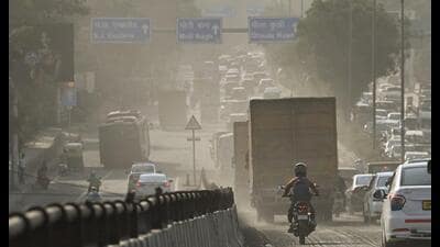 The commission has asked MCD to strengthen its road cleaning and mechanised sweeping measures. (RAJ K RAJ /HT PHOTO) The commission has asked MCD to strengthen its road cleaning and mechanised sweeping measures. (RAJ K RAJ /HT PHOTO)