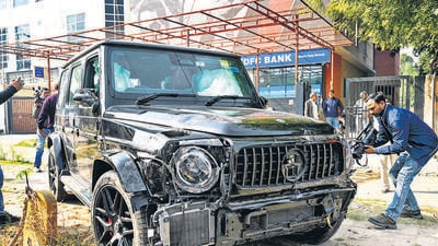 The incident happened near Ambience Mall in Vasant Kunj, on Sunday. (Arvind Yadav/HT Photo) The incident happened near Ambience Mall in Vasant Kunj, on Sunday. (Arvind Yadav/HT Photo)