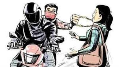The two men on a motorcycle approached the woman and snatched her gold chain, before fleeing. (HT Photo)