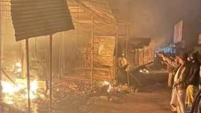 మంటల్లో కాలిపోతున్న దుకాణాలు మంటల్లో కాలిపోతున్న దుకాణాలు