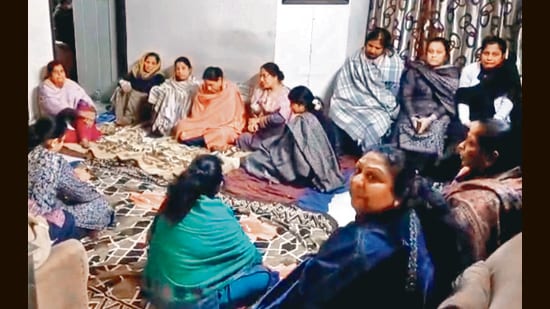 The kin of the deceased mourning at Salem Tabri in Ludhiana on Sunday. (HT Photo)