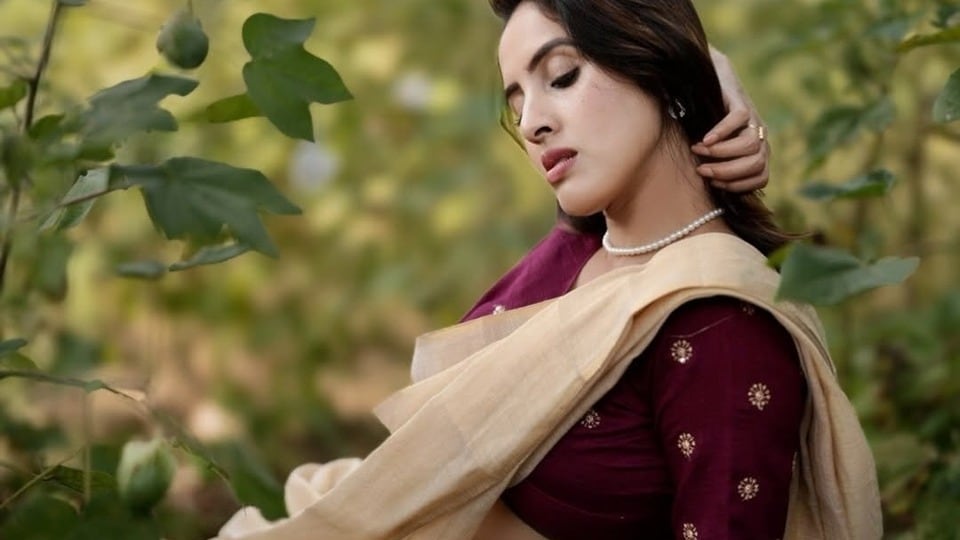 <p>సింపుల్ శారీ బెస్ట్ అంటూ ఇవాళ (నవంబర్ 30) ఈ హాట్ ఫొటోలను ఇన్ స్టాలో పోస్టు చేసింది ప్రియాంక. </p>(instagram-Priyanka Kholgade)