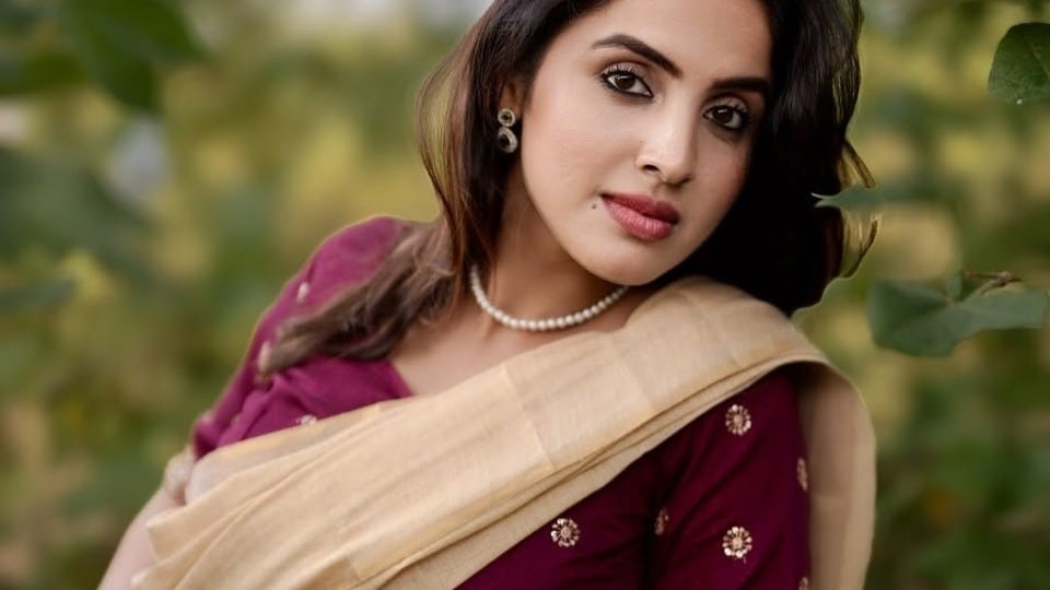 <p>ప్రియాంక బాక్సర్ కూడా. వివిధ స్థాయి పోటీల్లో గోల్డ్ మెడల్స్ గెలిచింది. ఇలా సోషల్ మీడియాలో హాట్ పోజులతో రెచ్చగొడుతుంటోంది ఈ బ్యూటీ. </p>(instagram-Priyanka Kholgade)
