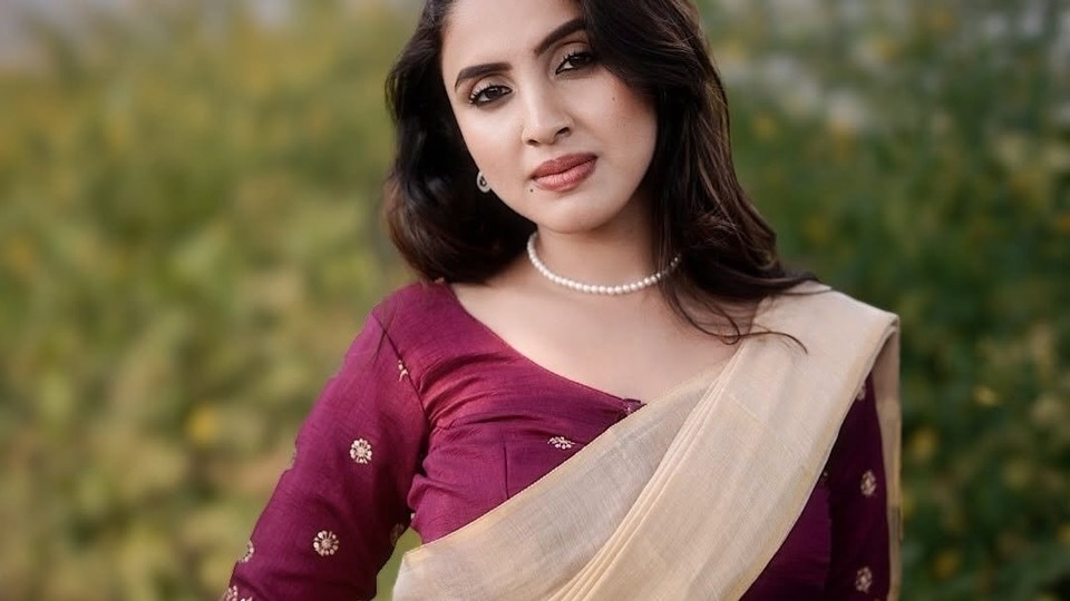 <p>మరాఠీ టెలివిజన్, సినిమా ఇండస్ట్రీ నుంచి వచ్చింది ప్రియాంక ఖోల్గాడే. హాట్ షోతో ఇలా రెచ్చగొట్టడం భామకు అలవాటే. </p>(instagram-Priyanka Kholgade)