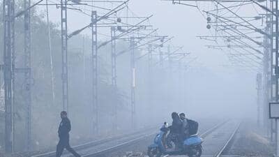 Dense early-morning fog seen in Dwarka on Monday. (Vipin Kumar/HT Photo) Dense early-morning fog seen in Dwarka on Monday. (Vipin Kumar/HT Photo)