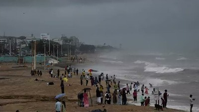 <p>ఇక కాకినాడ, కోనసీమ, తూర్పుగోదావరి పశ్చిమగోదావరి, ఏలూరు, కృష్ణా,ఎన్టీఆర్, గుంటూరు, బాపట్ల, పల్నాడు, రాయలసీమ జిల్లాల్లో తేలికపాటి నుంచి మోస్తరు వర్షాలు కురిసే అవకాశం ఉందని ఏపీ విపత్తుల నిర్వహణ సంస్థ తెలిపింది.</p> 