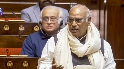 ధన్ఖర్ రాజీనామాపై మోదీ ముందే ఖర్గే సంచలన వ్యాఖ్యలు: అధికార పక్షం అభ్యంతరాలు (PTI) ధన్ఖర్ రాజీనామాపై మోదీ ముందే ఖర్గే సంచలన వ్యాఖ్యలు: అధికార పక్షం అభ్యంతరాలు (PTI)