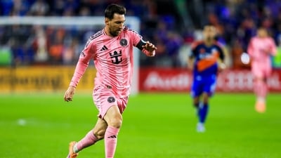 Inter Miami CF forward Lionel Messi (10) dribbles against FC Cincinnati. (IMAGN IMAGES via Reuters Connect)