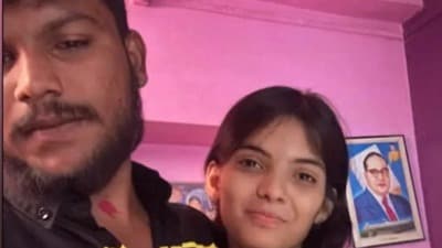 মৃত প্রেমিককে 'বিয়ে' করা মহারাষ্ট্রের এক মহিলার রক্ত সিন্দুর হিসাবে লাগানো হয়েছিল (X/@scribe_it) মৃত প্রেমিককে 'বিয়ে' করা মহারাষ্ট্রের এক মহিলার রক্ত সিন্দুর হিসাবে লাগানো হয়েছিল (X/@scribe_it)