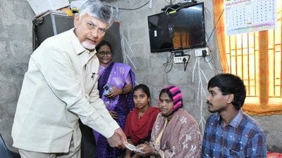 గోపీనాథపట్నం గ్రామంలో కిడ్నీ బాధిత మహిళ గుడ్ల నాగలక్ష్మికి పింఛను అందించిన సీఎం చంద్రబాబు గోపీనాథపట్నం గ్రామంలో కిడ్నీ బాధిత మహిళ గుడ్ల నాగలక్ష్మికి పింఛను అందించిన సీఎం చంద్రబాబు