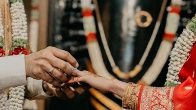 <p>రాజ్ నిడిమోరు డైెరెక్ట్ చేసిన ది ఫ్యామిలీ సీజన్ 2లో నటించిన సమంత.. ఆ తర్వాత కొన్నాళ్లకే నాగ చైతన్యతో విడిపోయిన విషయం తెలిసిందే. చైతన్య ఇప్పటికే శోభితను పెళ్లి చేసుకోగా.. సమంత ఇప్పుడు రాజ్ తో ఏడడుగులు నడిచింది.</p> <p>రాజ్ నిడిమోరు డైెరెక్ట్ చేసిన ది ఫ్యామిలీ సీజన్ 2లో నటించిన సమంత.. ఆ తర్వాత కొన్నాళ్లకే నాగ చైతన్యతో విడిపోయిన విషయం తెలిసిందే. చైతన్య ఇప్పటికే శోభితను పెళ్లి చేసుకోగా.. సమంత ఇప్పుడు రాజ్ తో ఏడడుగులు నడిచింది.</p>