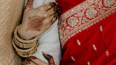 <p>పెళ్లి తర్వాత రాజ్ చేతిని గట్టిగా పట్టుకున్న ఫొటోను సమంత షేర్ చేసింది. ఈ పెళ్లి ఫొటోలు వెంటనే వైరల్ అయ్యాయి. ఎంతో మంది సెలబ్రిటీలు ఈ కొత్త జంటకు శుభాకాంక్షలు చెప్పారు.</p> <p>పెళ్లి తర్వాత రాజ్ చేతిని గట్టిగా పట్టుకున్న ఫొటోను సమంత షేర్ చేసింది. ఈ పెళ్లి ఫొటోలు వెంటనే వైరల్ అయ్యాయి. ఎంతో మంది సెలబ్రిటీలు ఈ కొత్త జంటకు శుభాకాంక్షలు చెప్పారు.</p>