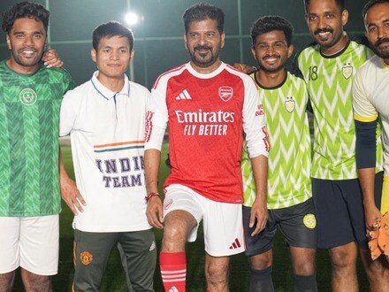 <p>ఎప్పుడూ పరిపాలన పనులతో బిజీగా ఉండే తెలంగాణ సీఎం రేవంత్ రెడ్డి జెర్సీ వేసుకుని, షూస్ ధరించి గ్రౌండ్ లోకి దిగారు. ఫుట్‌బాల్ ప్రాక్టీస్ చేశారు. </p>