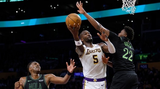 Deandre Ayton of the Los Angeles Lakers attempts a shot between Trey Alexander and Kevon Looney of the New Orleans Pelicans(Getty Images via AFP)