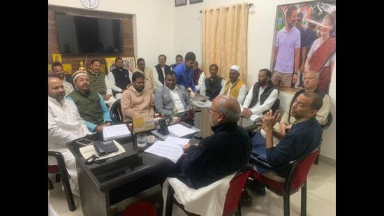 Bihar Congress unit chief Rajesh Ram and state in-charge Krishna Allavaru hold a dialogue with district Congress presidents and workers at the party headquarters Sadaqat Asharam in Patna on Monday. (HT Photo)
