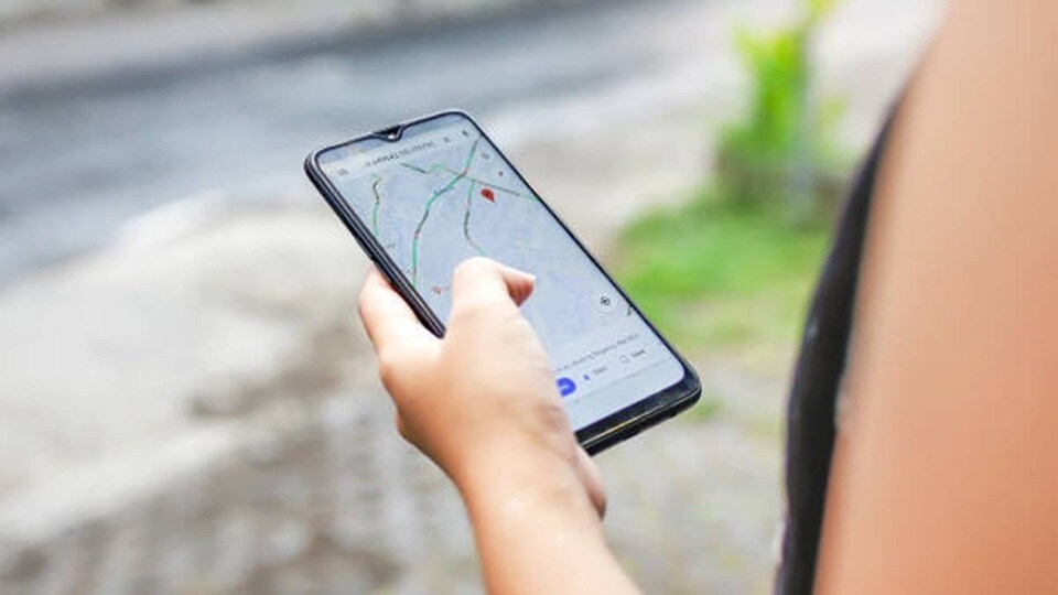 <p>గూగుల్ మ్యాప్స్​లో "ఆఫ్ లైన్ మ్యాప్స్" అనే ఫీచర్ ఉంటుంది, ఇది మీ ఫోన్​కు ఏదైనా ప్రాంతం మ్యాప్​ను సేవ్ చేయడానికి మిమ్మల్ని అనుమతిస్తుంది. డౌన్​లోడ్ చేసిన తర్వాత, ఆ మ్యాప్ మీ డేటా ఆఫ్ లేదా నెట్​వర్క్ వెలుపల ఉన్న ప్రాంతాన్ని ఉపయోగిస్తుంది, మీ ఫోన్​లో జీపీఎస్​ ఉంటుంది కాబట్టి మీరు సందర్భోచిత నావిగేషన్ చేయవచ్చు.</p>(iStock)