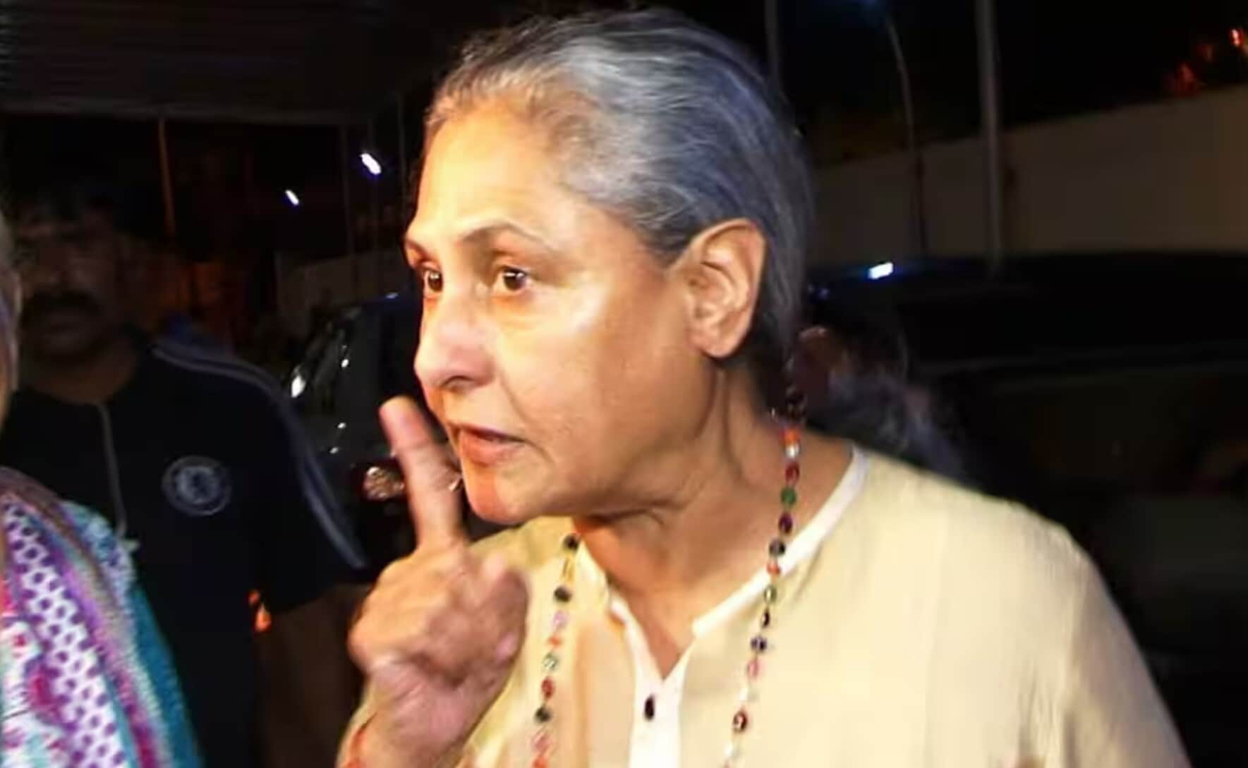 Jaya Bachchan scolding paps Jaya Bachchan scolding paps