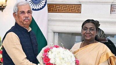 Kerala Governor Rajendra Vishwanath Arlekar with President Droupadi Murmu. (File Photo) (President of India - X)