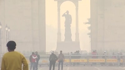 India Gate in dense smog. (ANI video Grab) India Gate in dense smog. (ANI video Grab)
