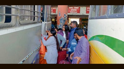 Commuters board a bus at ISBT in Ludhiana on Tuesday. (HT Photo) Commuters board a bus at ISBT in Ludhiana on Tuesday. (HT Photo)