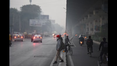 Commuters move through dense haze on Monday morning along Gurugram–Sohna Road near Sector-47. (Parveen Kumar/HT) Commuters move through dense haze on Monday morning along Gurugram–Sohna Road near Sector-47. (Parveen Kumar/HT)