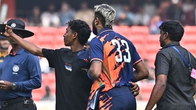 Hardik Pandya returned to competitiv cricket and a fan invaded pitch to click a selfie with him. (X Image)
