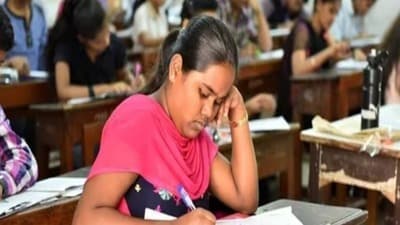 <p>గత విద్యా సంవత్సరం నిర్వహించిన పదో తరగతి పరీక్షల్లో కొన్ని ఎగ్జామ్స్ మధ్య ఒక్క రోజు కూడా వ్యవధి లేదు. ఇలా వరుసగా పరీక్షలను నిర్వహిస్తే విద్యార్థులు తీవ్రమైన ఒత్తిడికి గురయ్యే అవకాశం ఉందన్న అభిప్రాయాలు వ్యక్తమయ్యాయి. ఈ కోణంలోనే…. ఈసారి మార్పులు తీసుకొచ్చే అవకాశం ఉంది.</p><p> </p> <p>గత విద్యా సంవత్సరం నిర్వహించిన పదో తరగతి పరీక్షల్లో కొన్ని ఎగ్జామ్స్ మధ్య ఒక్క రోజు కూడా వ్యవధి లేదు. ఇలా వరుసగా పరీక్షలను నిర్వహిస్తే విద్యార్థులు తీవ్రమైన ఒత్తిడికి గురయ్యే అవకాశం ఉందన్న అభిప్రాయాలు వ్యక్తమయ్యాయి. ఈ కోణంలోనే…. ఈసారి మార్పులు తీసుకొచ్చే అవకాశం ఉంది.</p><p> </p>