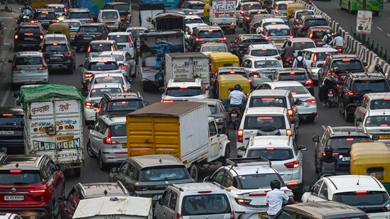 Massive traffic jam seen ahead of Diwali Festival at Sarai Kale Khan in New Delhi (Hindustan Times)